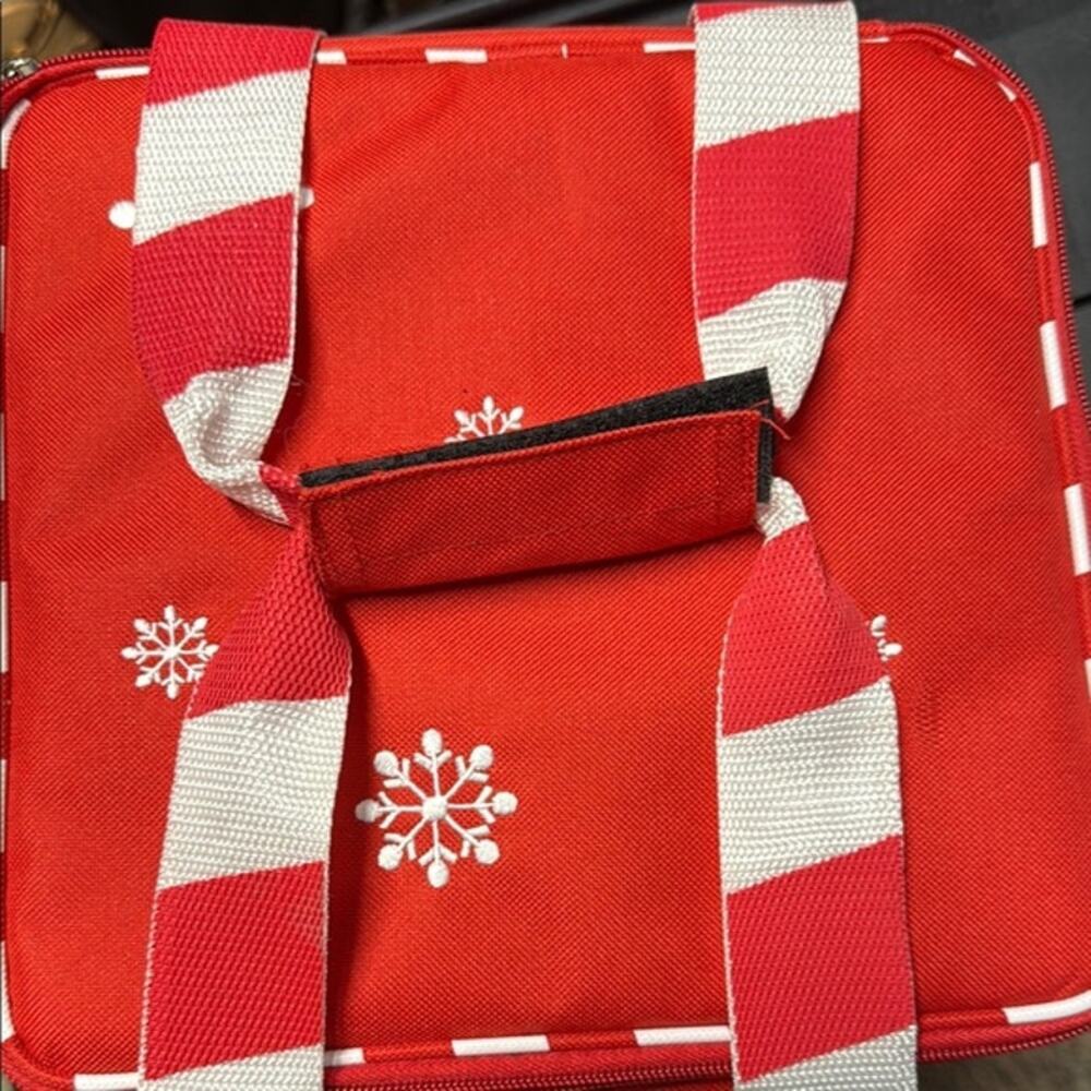 NEW Temp-Tations by Tara Snowflake 2 Qt. Casserole Dish and Insulated Carry Bag - Picture 5 of 10